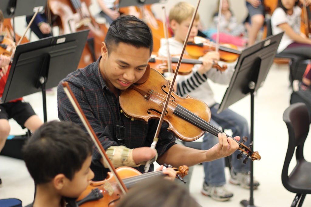 Un violoniste manchot encourage de jeunes musiciens à se dépasser